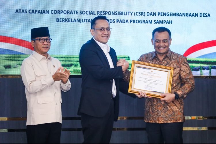 Gubernur Jateng Ahmad Luthfi Raih Penghargaan CSR dan Pengembangan Desa atas Program Pengelolaan Sampah