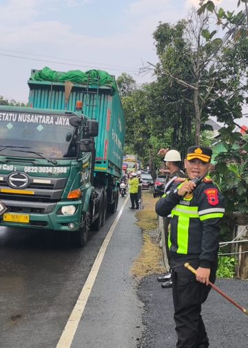 Diguyur Hujan, Kapolres Rembang Pimpin Langsung Pengamanan Kunjungan RI 4 di Makam RA Kartini