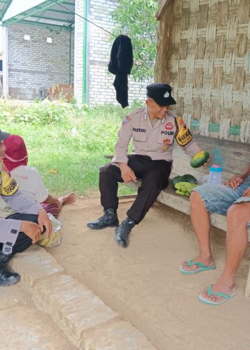 Perkuat Kamtibmas, Polsek Sumber Blusukan ke Desa Polbayem Ajak Warga Aktif Jaga Keamanan