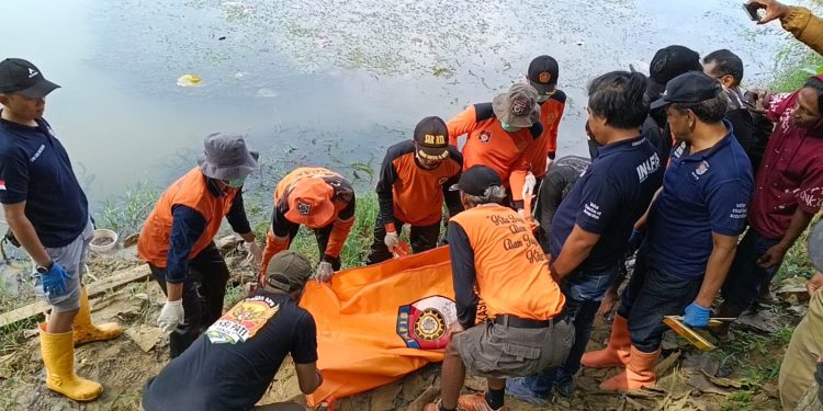 M 4 y 4 t Pria Ditemukan Mengapung di Embung Beketel, Polisi Selidiki Keterkaitan dengan Ceceran D 4 r 4 h