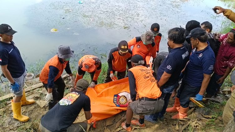 M 4 y 4 t Pria Ditemukan Mengapung di Embung Beketel, Polisi Selidiki Keterkaitan dengan Ceceran D 4 r 4 h
