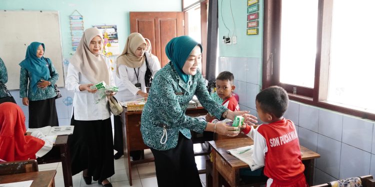 Bunda Literasi Pati Ajak Siswa SDN 03 Pucakwangi Gemar Membaca