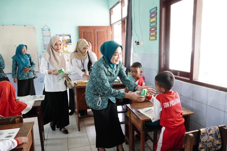 Bunda Literasi Pati Ajak Siswa SDN 03 Pucakwangi Gemar Membaca