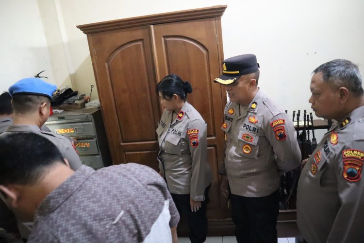 Wakapolres Rembang Cek Gudang dan Administrasi Senpi Dinas, Pastikan Pengelolaan Sesuai SOP