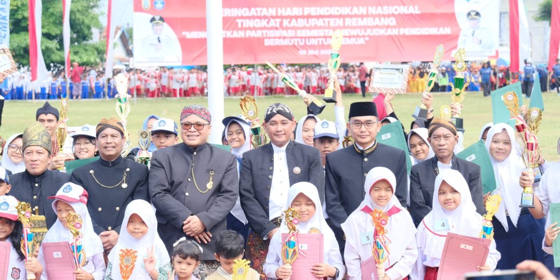 Kapolres Rembang & Bhayangkari Hadiri Upacara Hardiknas 2026, Wujud Dukungan Nyata bagi Dunia Pendidikan