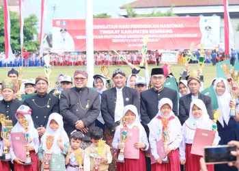 Kapolres Rembang & Bhayangkari Hadiri Upacara Hardiknas 2026, Wujud Dukungan Nyata bagi Dunia Pendidikan