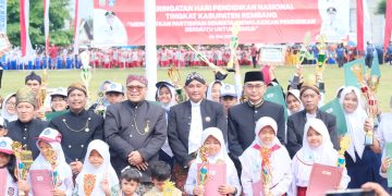 Kapolres Rembang & Bhayangkari Hadiri Upacara Hardiknas 2026, Wujud Dukungan Nyata bagi Dunia Pendidikan