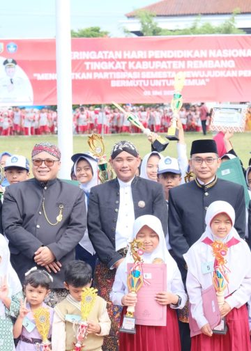 Kapolres Rembang & Bhayangkari Hadiri Upacara Hardiknas 2026, Wujud Dukungan Nyata bagi Dunia Pendidikan