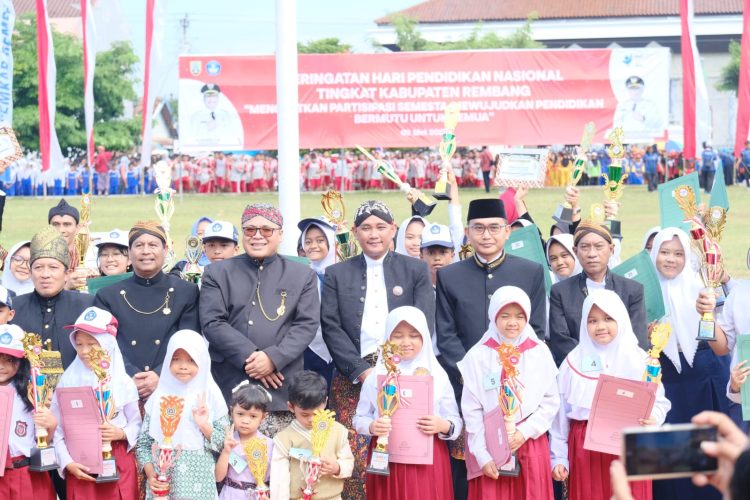 Kapolres Rembang & Bhayangkari Hadiri Upacara Hardiknas 2026, Wujud Dukungan Nyata bagi Dunia Pendidikan