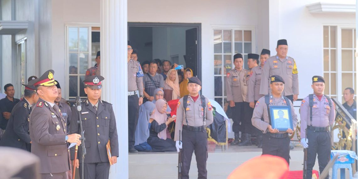 Kapolres Rembang Pimpin Upacara Persemayaman dan Pemakaman Aiptu Dwi Sulistio Secara Kedinasan