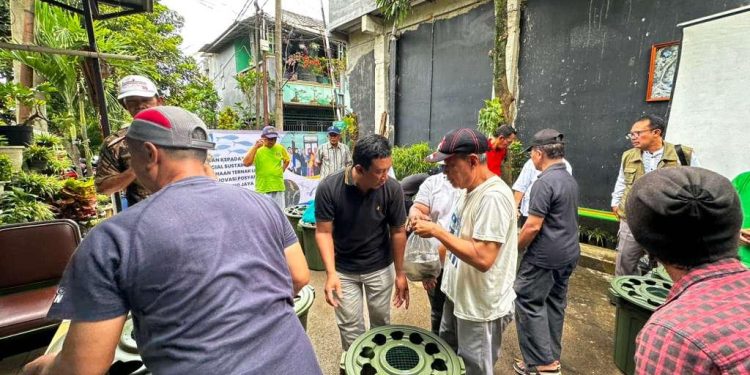 Hadapi Kenaikan Harga Pangan, UPER Berdayakan Warga Depok lewat Budikdamber