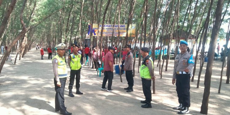 Polres Rembang Laksanakan Pengamanan Wisata Pantai Wates Saat Libur Kenaikan Yesus Kristus