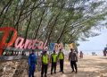 Ribuan Wisatawan Serbu Pantai Wates, Polres Rembang Siaga Jaga Keamanan dan Kenyamanan