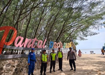 Ribuan Wisatawan Serbu Pantai Wates, Polres Rembang Siaga Jaga Keamanan dan Kenyamanan
