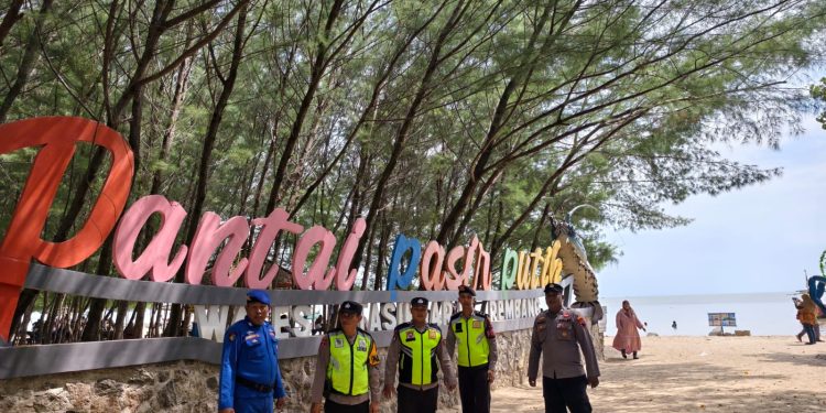 Ribuan Wisatawan Serbu Pantai Wates, Polres Rembang Siaga Jaga Keamanan dan Kenyamanan
