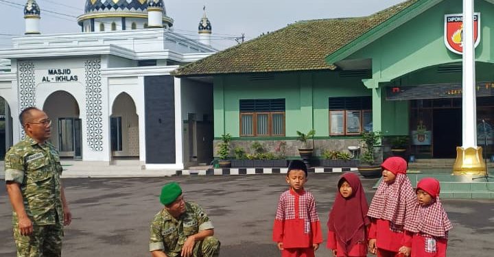 Tanamkan Nilai Kebangsaan Sejak Dini, Anak-anak KB RA Yaa Bunayya Kunjungi Kodim 0714/Salatiga