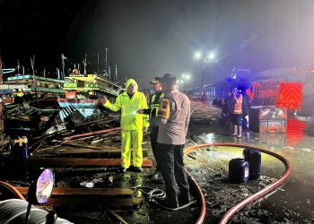 Kapolres Rembang Tinjau Langsung TKP Kebakaran KM Wahyu Mina Barokah 2 di PPN Tasikagung