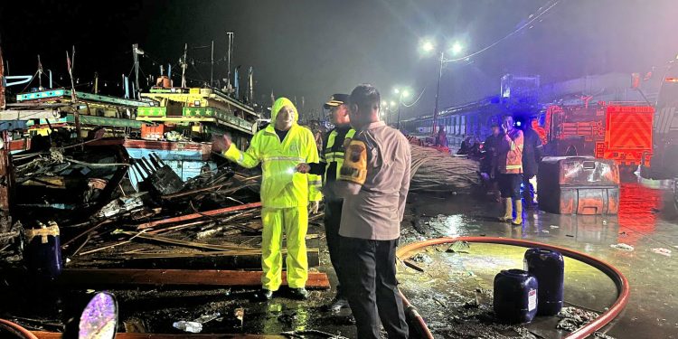Kapolres Rembang Tinjau Langsung TKP Kebakaran KM Wahyu Mina Barokah 2 di PPN Tasikagung