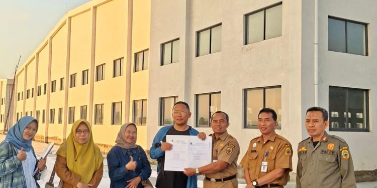 Perijinan Beres! DPMPTSP Pati Resmi Cabut Sanksi Pabrik Tas Asal Cina di Jalan Lingkar