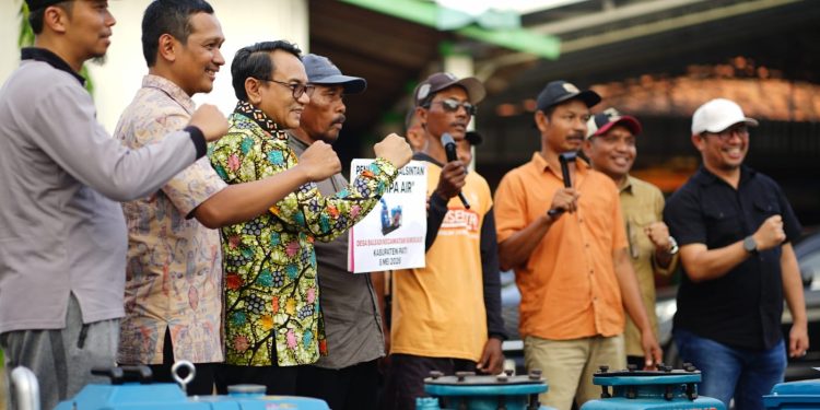 Genangan Tiga Bulan Lumpuhkan Sawah, Petani Sukolilo dan Kayen Terima Bantuan 10 Pompa dari Kementan