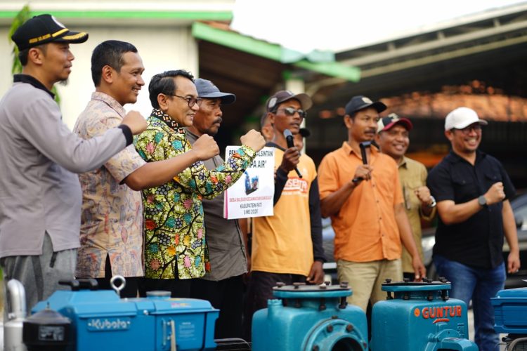 Genangan Tiga Bulan Lumpuhkan Sawah, Petani Sukolilo dan Kayen Terima Bantuan 10 Pompa dari Kementan