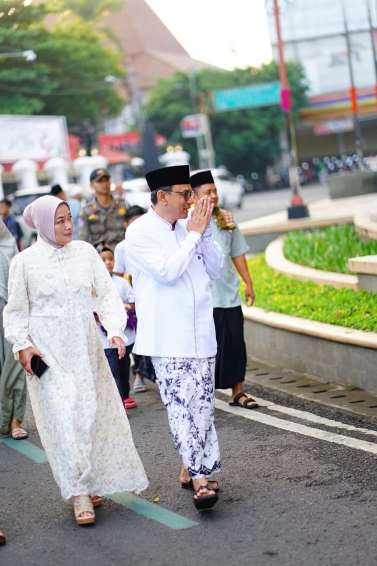 Sholat Idul Adha Pakai Sarung Batik Bakaran, Plt Bupati Pati Ajak Warga Dukung UMKM Lokal