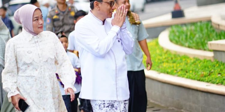Sholat Idul Adha Pakai Sarung Batik Bakaran, Plt Bupati Pati Ajak Warga Dukung UMKM Lokal