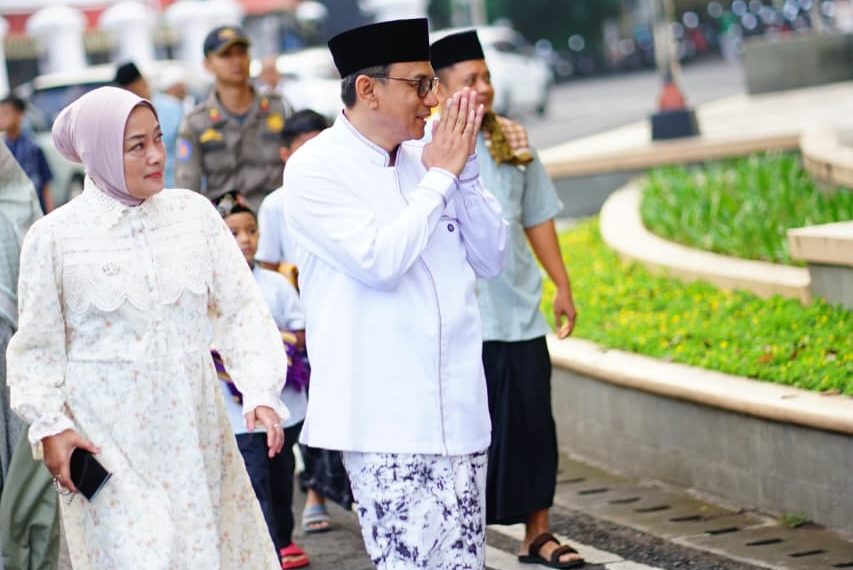 Sholat Idul Adha Pakai Sarung Batik Bakaran, Plt Bupati Pati Ajak Warga Dukung UMKM Lokal