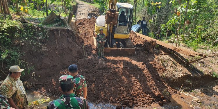 Pastikan Pembangunan Berjalan Lancar, Dandim 0718/Pati Cek Jembatan Garuda Desa Pohgading