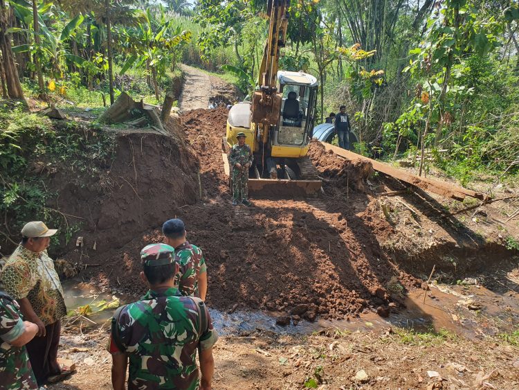 Pastikan Pembangunan Berjalan Lancar, Dandim 0718/Pati Cek Jembatan Garuda Desa Pohgading