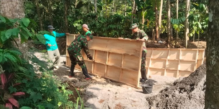 Pembangunan Jembatan Garuda Berlanjut, Babinsa Pantau Pengecoran Dasar di Alur Sungai