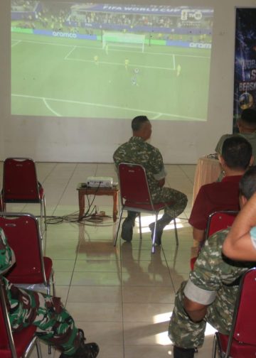 Suasana Hangat Nobar Sepak Bola, Dandim 0718/Pati Ajak Masyarakat Perkuat Kebersamaan