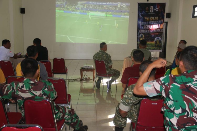 Suasana Hangat Nobar Sepak Bola, Dandim 0718/Pati Ajak Masyarakat Perkuat Kebersamaan