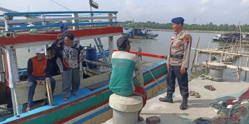 Satpolairud Polres Rembang Patroli Dermaga, Ingatkan Nelayan Utamakan Keselamatan Saat Melaut