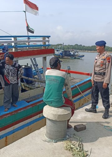 Satpolairud Polres Rembang Patroli Dermaga, Ingatkan Nelayan Utamakan Keselamatan Saat Melaut