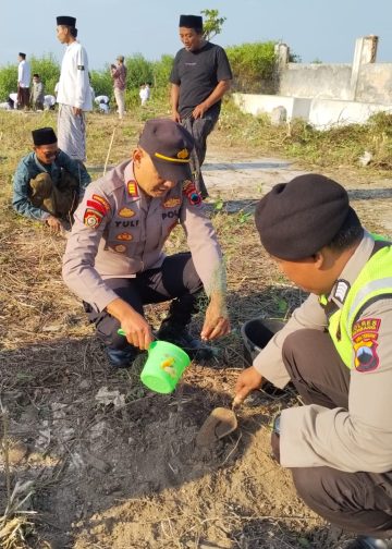 Kapolsek Sarang Hadiri Penanaman 500 Mangrove dan Cemara Laut Bersama Wagub Jateng di Pantai Temperak