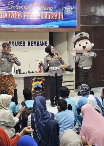 Satlantas Polres Rembang Kenalkan Profesi Polisi kepada Siswa SLB Lasem Melalui Program Polisi Anak
