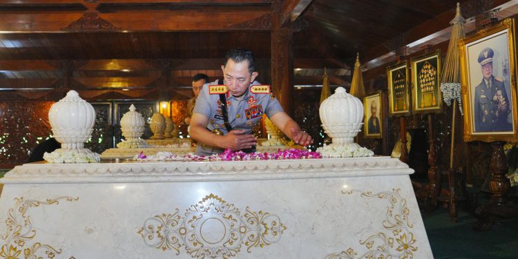 Peringati Hari Bhayangkara ke-80, Kapolri Ziarah ke Makam Presiden ke 2 R.I H.M. Soeharto dan Ibu Tien Soeharto di Astana Giribangun