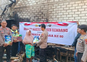 Polsek Sulang Salurkan Bantuan Sosial kepada Korban Kebakaran Rumah dalam Rangka HUT Bhayangkara ke-80