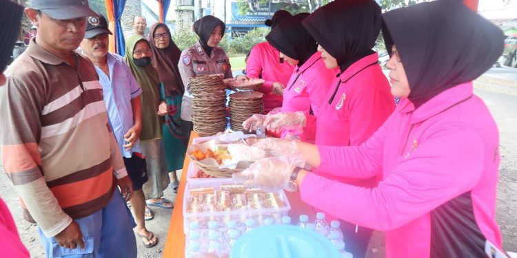 Bhayangkari Polres Rembang Bersedekah, Tebar Kepedulian dalam Rangka HKGB ke-74