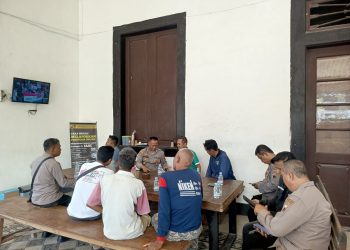 Kapolsek Lasem Gelar Nobar Piala Dunia Bersama Warga, Pererat Silaturahmi dan Jaga Kondusivitas Kamtibmas