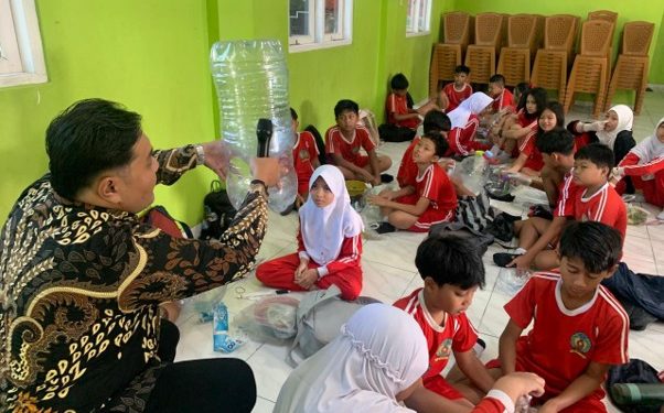 UM Bersinergi dengan Sekolah Dasar di Kabupaten Pati Wujudkan Sekolah Berkelanjutan melalui Komposter Sederhana