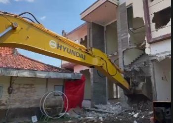 Viral! Rumah Mewah 2 Lantai di Karaban Pati Dibongkar Alat Berat, Ternyata ini Penyebabnya