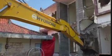Viral! Rumah Mewah 2 Lantai di Karaban Pati Dibongkar Alat Berat, Ternyata ini Penyebabnya