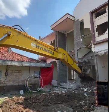 Viral! Rumah Mewah 2 Lantai di Karaban Pati Dibongkar Alat Berat, Ternyata ini Penyebabnya