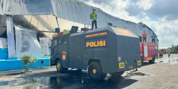 Kebakaran Hebat Landa Pabrik Ikan Dua Putra Pati, Polisi dan Tim Gabungan Lakukan Pemadaman