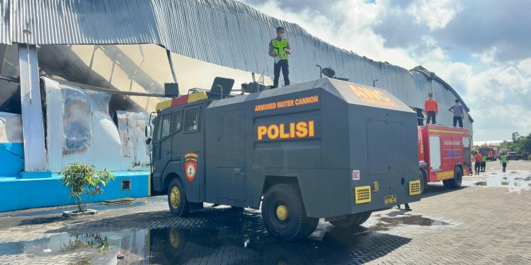 Kebakaran Hebat Landa Pabrik Ikan Dua Putra Pati, Polisi dan Tim Gabungan Lakukan Pemadaman