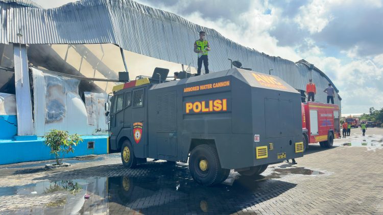Kebakaran Hebat Landa Pabrik Ikan Dua Putra Pati, Polisi dan Tim Gabungan Lakukan Pemadaman