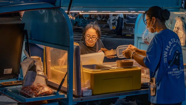 https://www.pexels.com/photo/night-market-street-food-vendor-in-action-34263134/