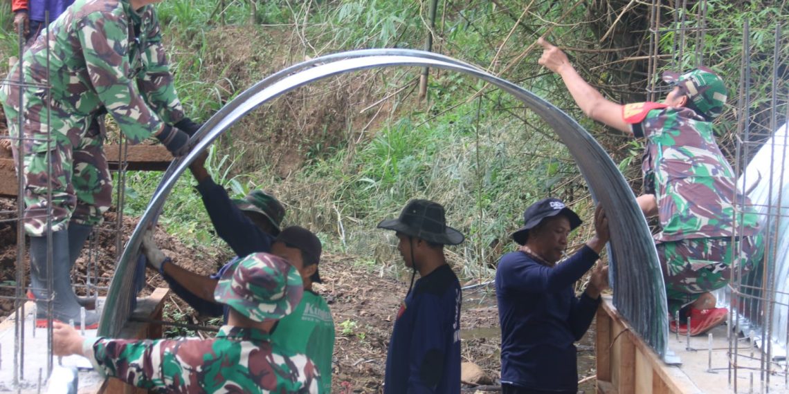 Pemasangan Panel Baja Armco Jembatan Garuda, Perkuat Sinergi TNI dan Masyarakat